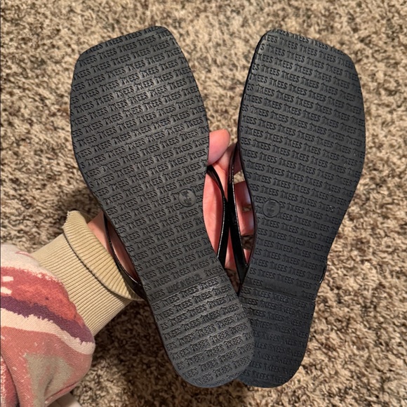 TKEES Black Croc-Pattern Flip Flops NWOT - Picture 2 of 6